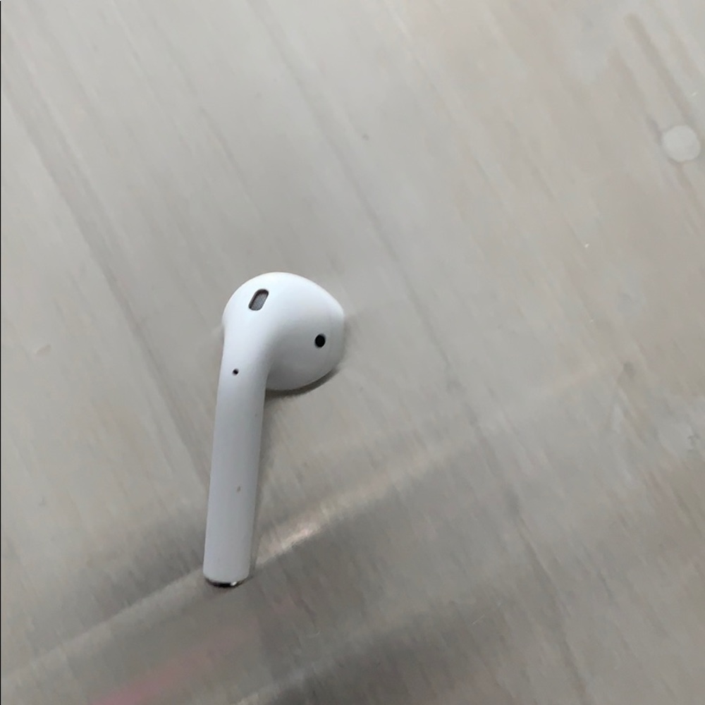 Single right AirPod.